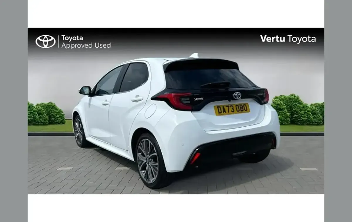 Used Toyota Yaris 116 HP (85 kW) 2023 White Hatchback