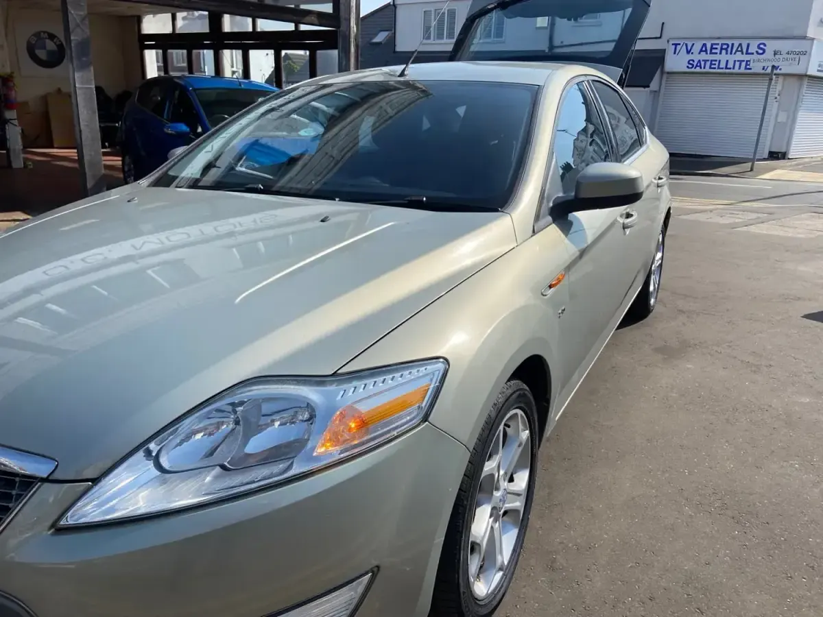 Usado Ford Mondeo Titanium 140 HP (102 kW) 2009 Prateado Citadino