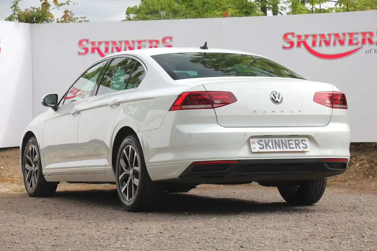 Used VW Passat SE 2020 White Sedan