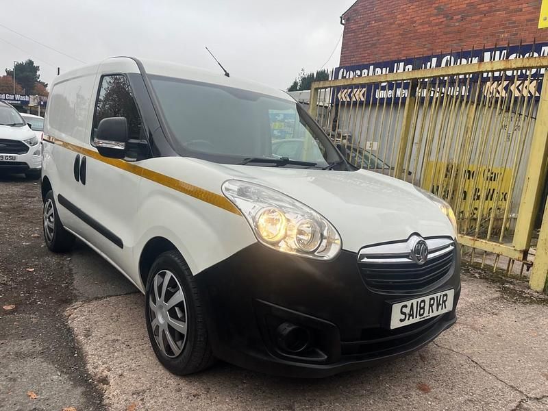 Second-hand Vauxhall Combo 95 CP (69 kW) 2018 Alb Monovolum