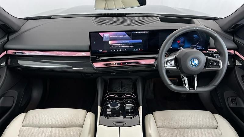 Usado BMW 530e M Sport 299 HP (219 kW) 2025 Preto Carrinha