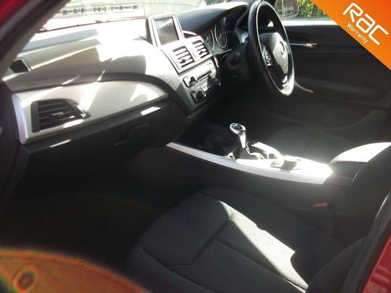 Usado BMW 118 Comfort Edition 141 CV (103 kW) 2012 Rojo Utilitario