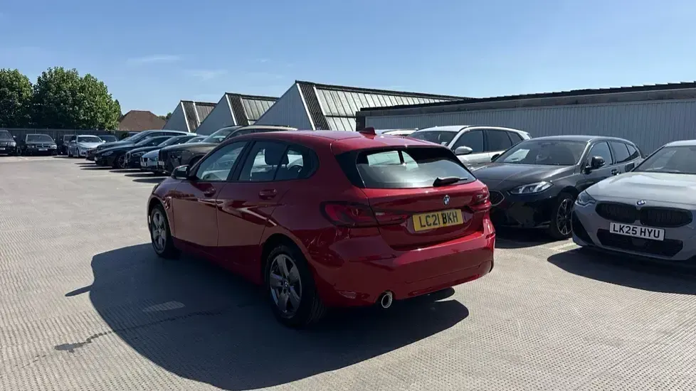 Used BMW 118 Sport Line 134 HP (98 kW) 2021 Red Hatchback