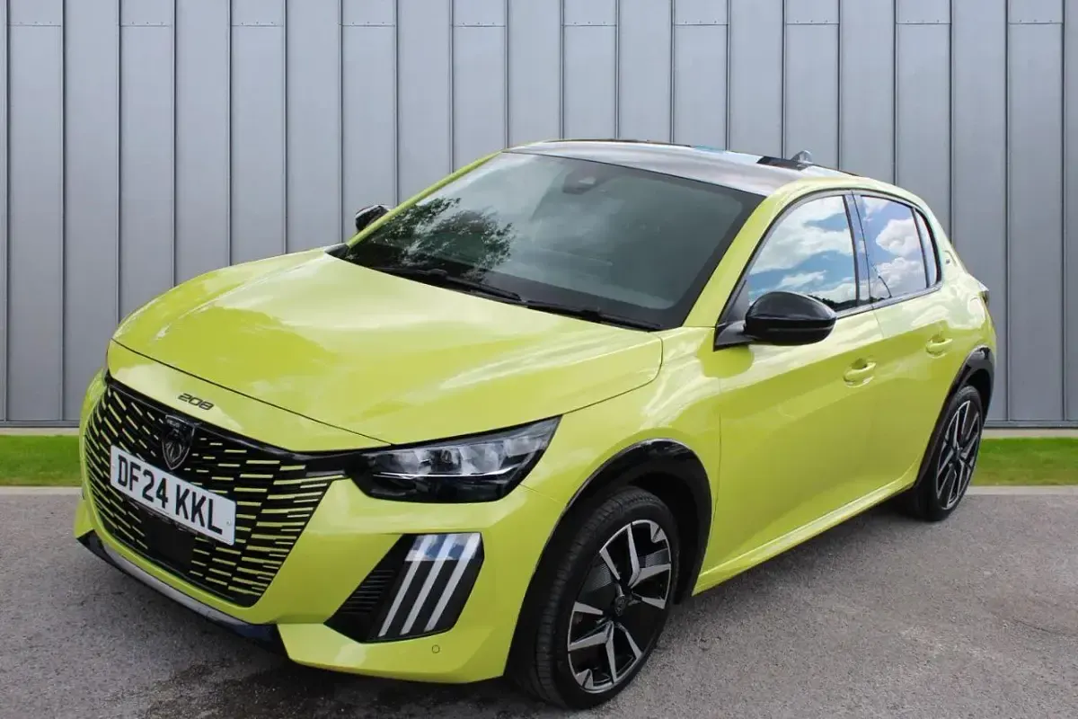 Used Peugeot 208 GT 99 HP (72 kW) 2024 Yellow Hatchback