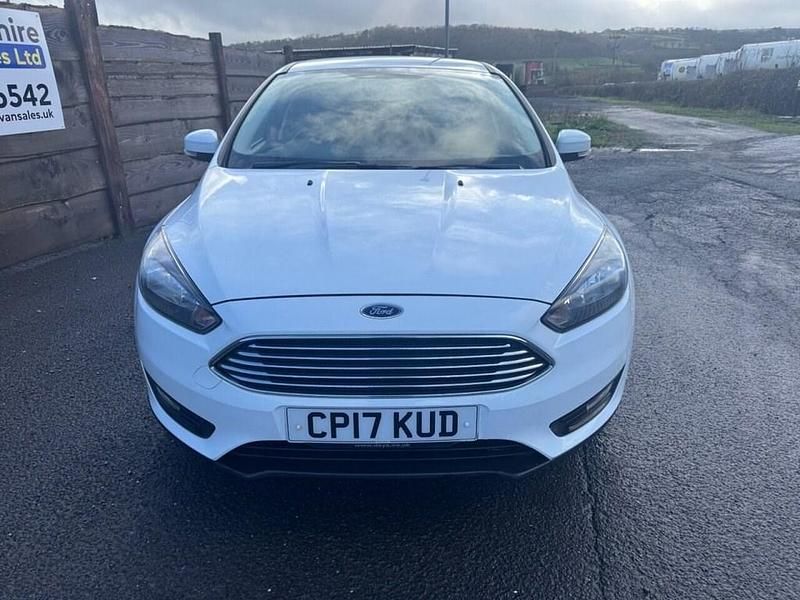Used Ford Focus Zetec 120 HP (88 kW) 2017 White Hatchback