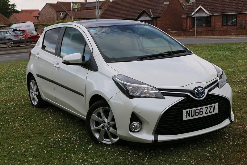 White Used 2016 Toyota Yaris Hybrid Hatchback | £12,495 (Fair price) - Image 1/4