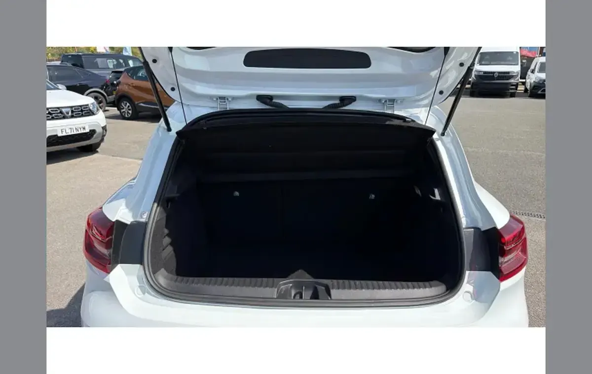 Used Renault Clio Techno 145 HP (106 kW) 2022 White Hatchback