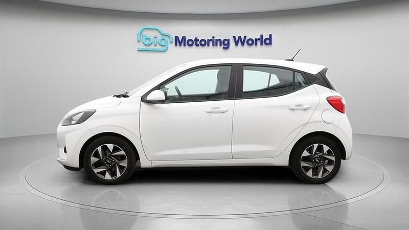 Used Hyundai i10 Advanced 63 HP (46 kW) 2024 White Hatchback