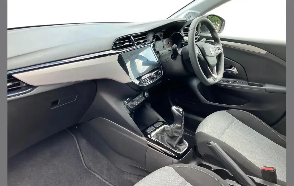 Used Vauxhall Corsa Design Edition 75 HP (55 kW) 2023 Arctic white Hatchback
