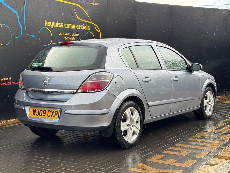 Used Vauxhall Astra Active 110 HP (80 kW) 2009 Silver Hatchback