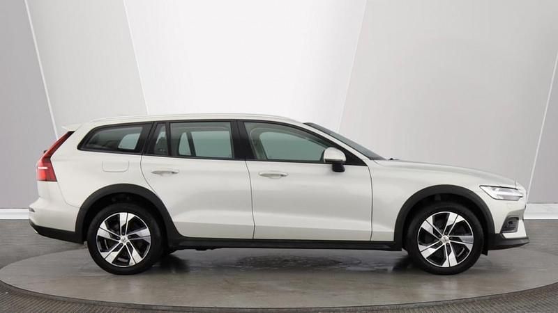 Used Volvo V60 CC Pro 197 HP (144 kW) 2021 Birch light Estate