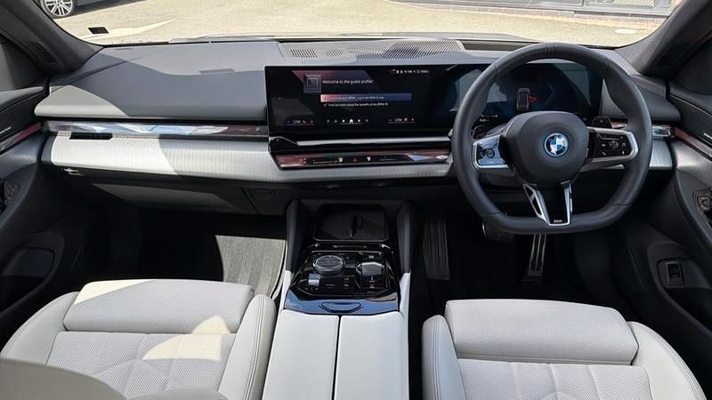 Usado BMW 530e M Sport 295 HP (216 kW) 2025 Cinzento