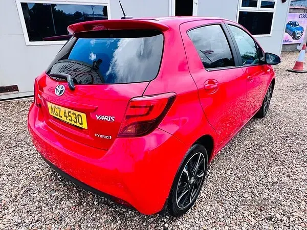 Used Toyota Yaris Design 100 HP (73 kW) 2015 Red Hatchback