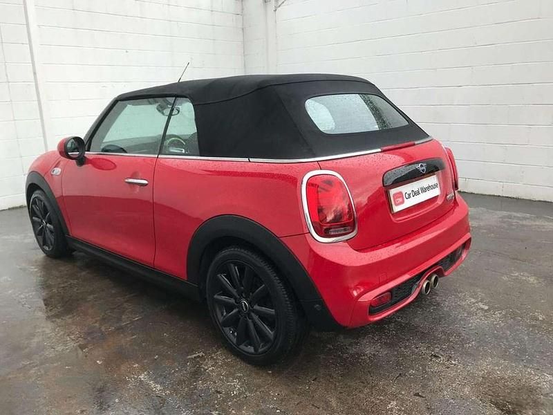 Begagnad Mini Cooper S Cabriolet Classic 188 HK (138 kW) 2019 Röd Cab