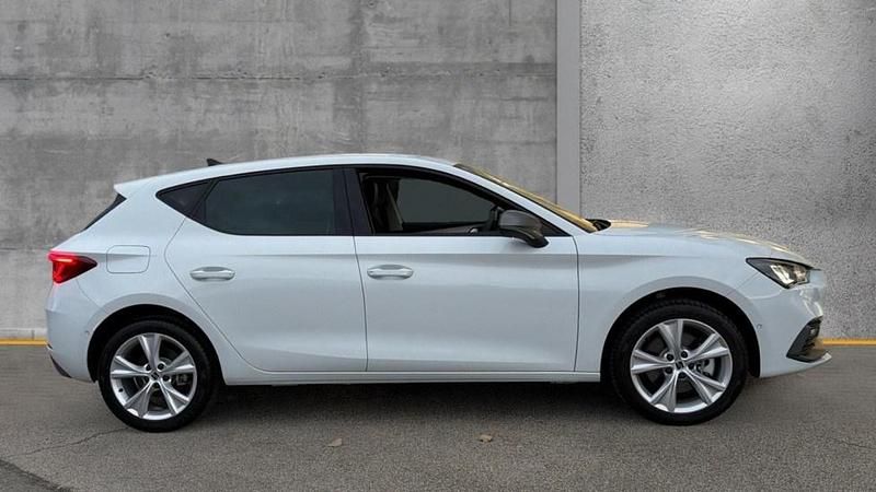 Used Seat Leon FR 204 HP (150 kW) 2025 White Hatchback