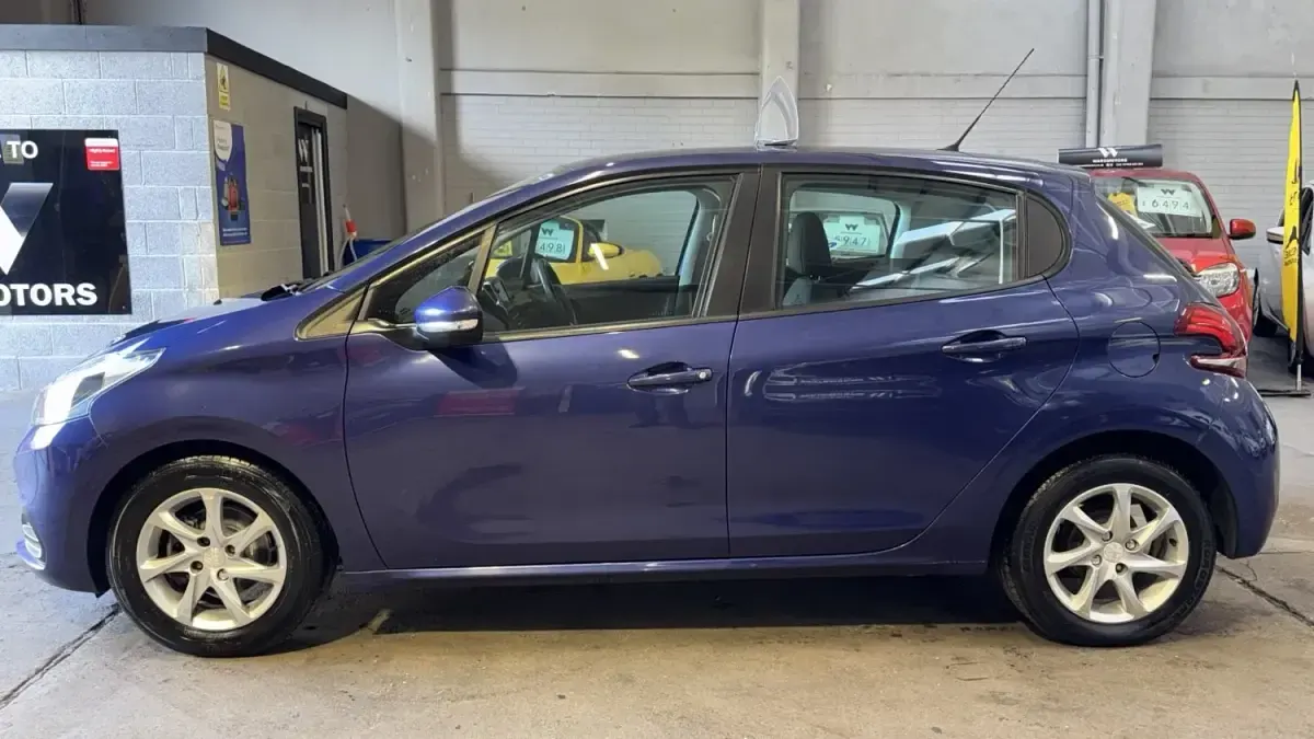 Gebraucht Peugeot 208 Active 82 PS (60 kW) 2015 Blau Kleinwagen