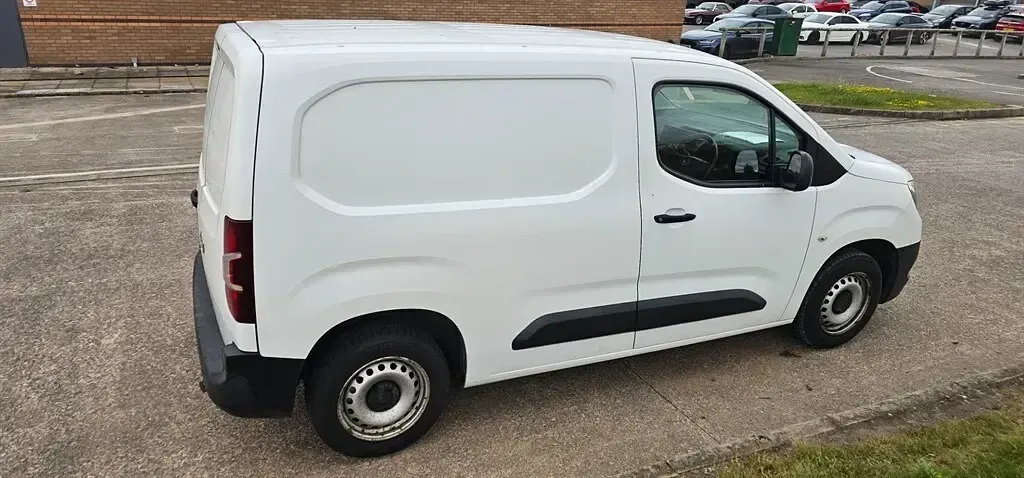 Used Vauxhall Combo Edition 100 HP (73 kW) 2019 Polar white MPV