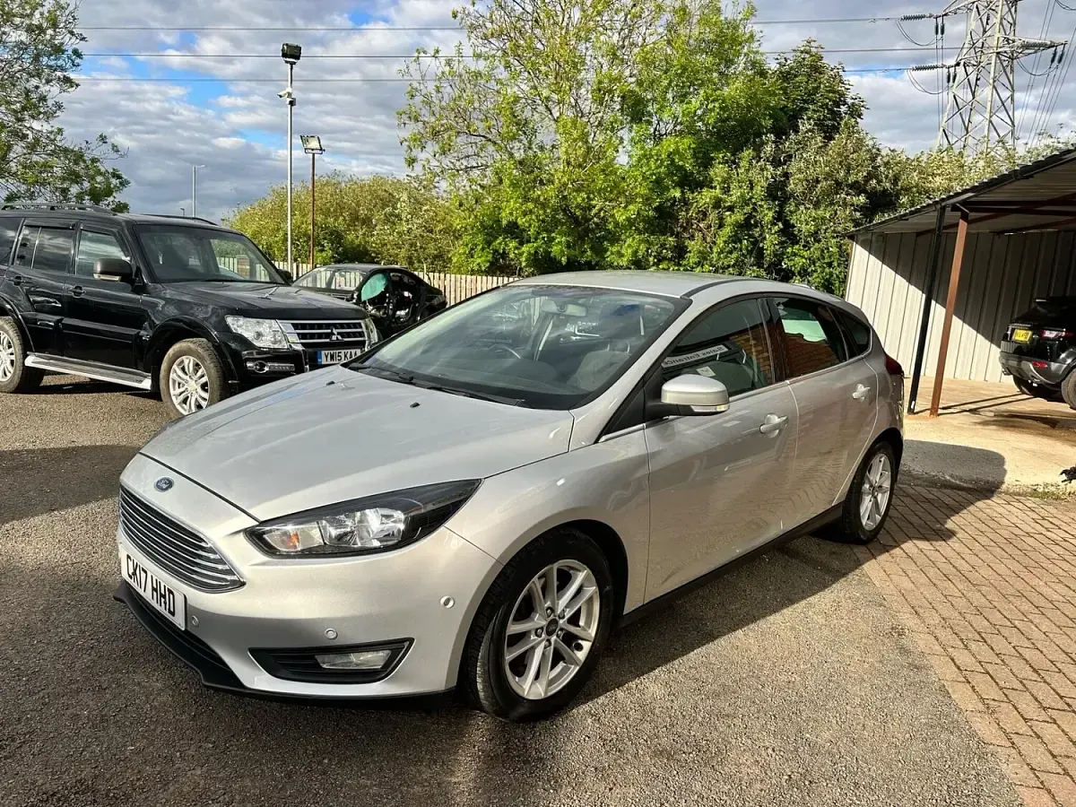 Used Ford Focus Zetec 125 HP (91 kW) 2017 Silver Hatchback