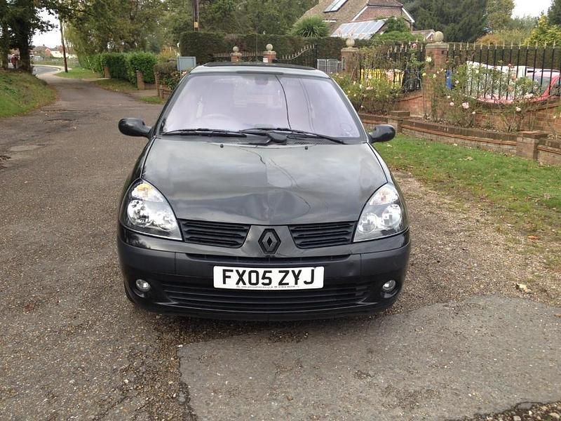 Used Renault Clio II Dynamique 75 HP (55 kW) 2005 Black Hatchback