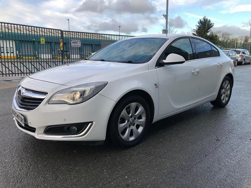 Used Vauxhall Insignia SRi 136 HP (100 kW) 2016 White Hatchback