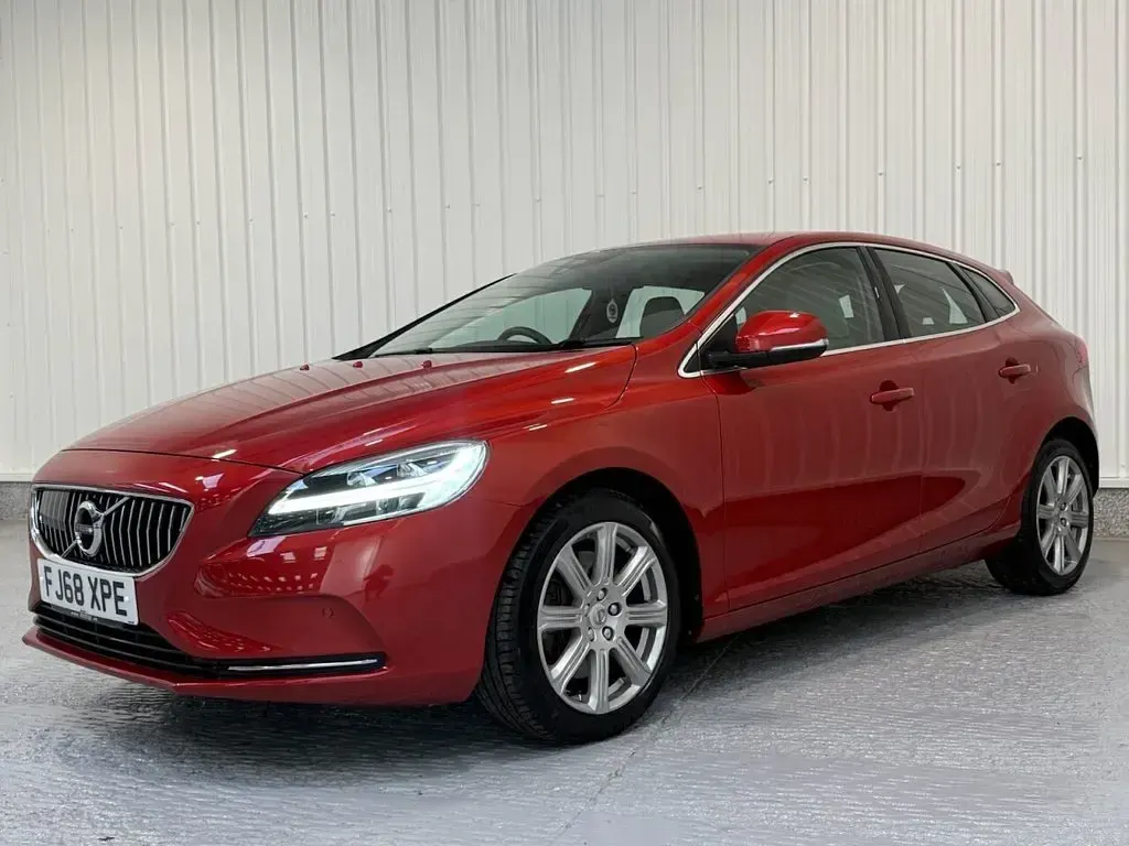 Begagnad Volvo V40 Inscription 152 HK (111 kW) 2018 Röd Halvkombi