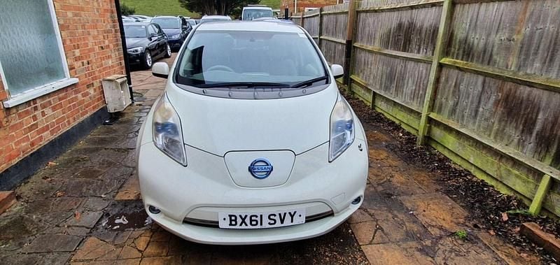 Used Nissan Leaf 80 kW (109 HP) 2011 White Hatchback