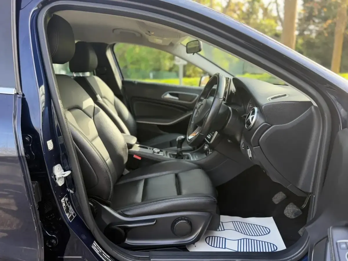 Używany Mercedes A180 SE 2017 Niebieski Hatchback