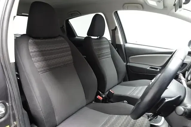 Używany Toyota Yaris Multidrive S 99 KM (72 kW) 2016 Szary Hatchback
