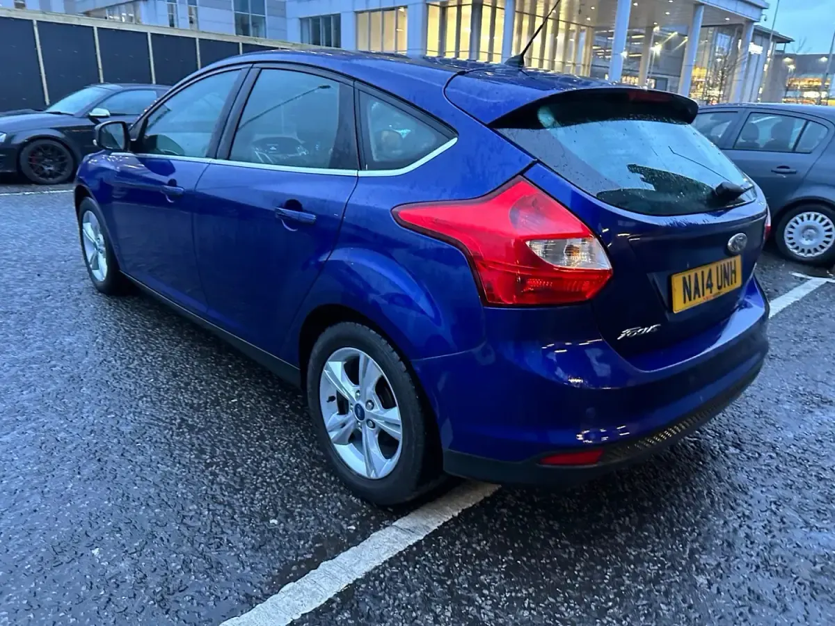 Gebraucht Ford Focus Zetec 125 PS (91 kW) 2014 Blau Kleinwagen