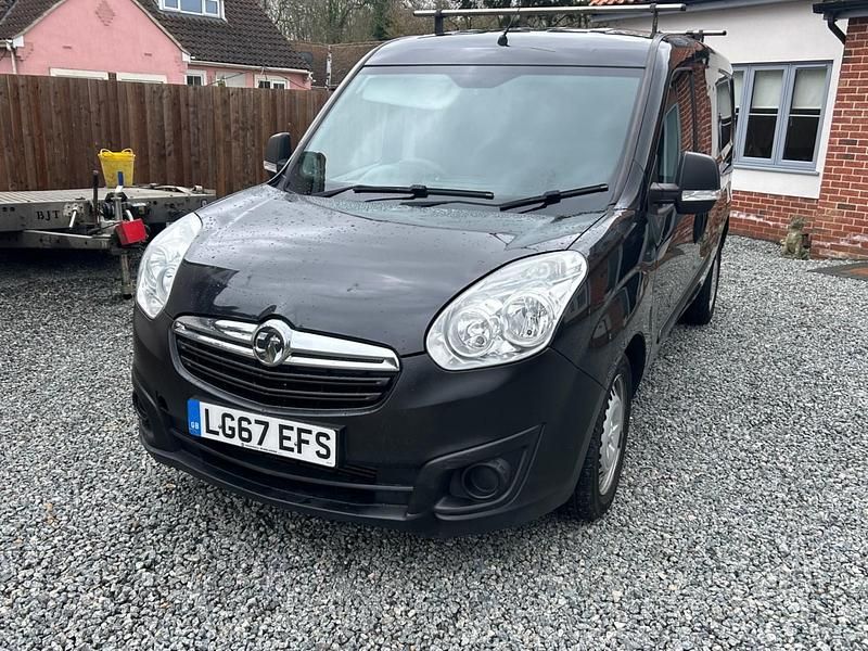 Second-hand Vauxhall Combo 105 CP (77 kW) 2017 Negru Monovolum