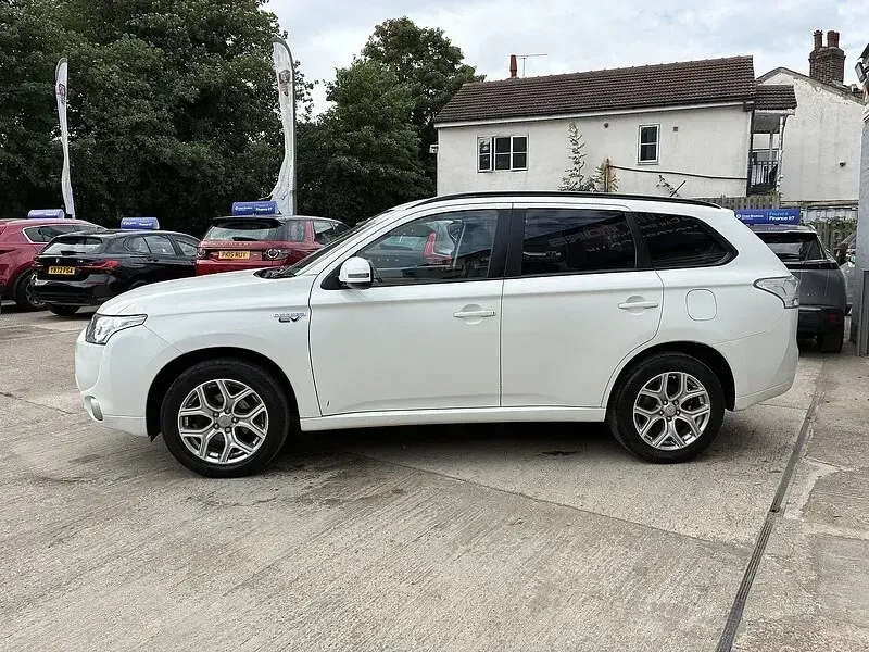 Used Mitsubishi Outlander P-HEV 2015 White Estate