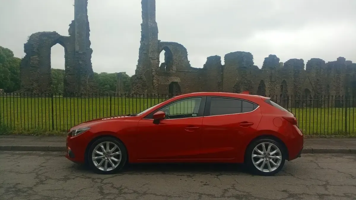 Used Mazda 3 Inclusive 165 HP (121 kW) 2015 Red Hatchback