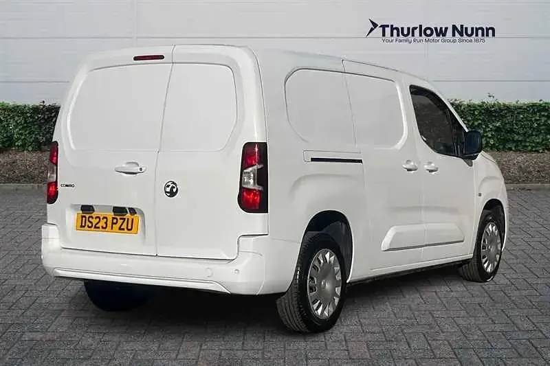 Second-hand Vauxhall Combo S 100 CP (73 kW) 2023 Alb Monovolum