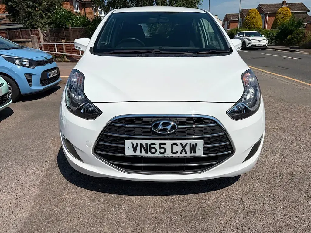 Used Hyundai ix20 SE 90 HP (66 kW) 2015 White Hatchback