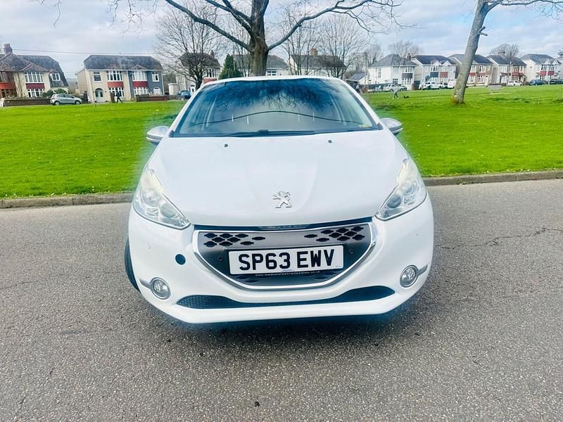 Used Peugeot 208 Allure 67 HP (49 kW) 2013 White Hatchback