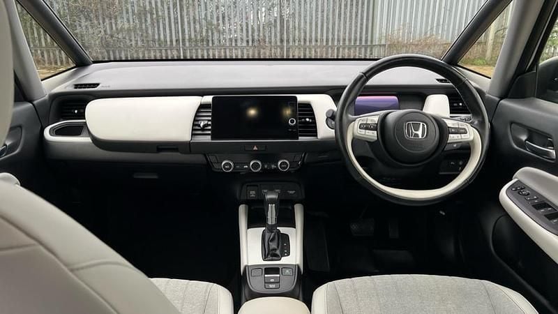 Used Honda Jazz Hybrid 109 HP (80 kW) 2021 Special solid  platinum white Hatchback