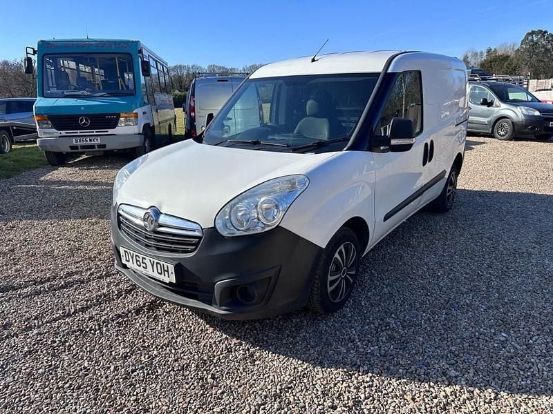 White Used 2015 Vauxhall Combo MPV | £2,995 (Fair price) - Image 1/4