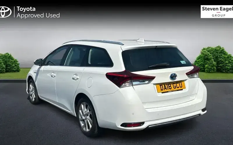 Used Toyota Auris Touring Sports 136 HP (100 kW) 2018 White Estate