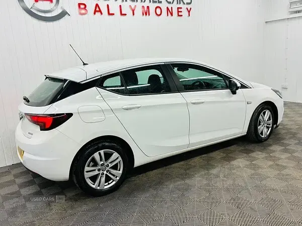 Used Vauxhall Astra Design Edition 2017 White Hatchback