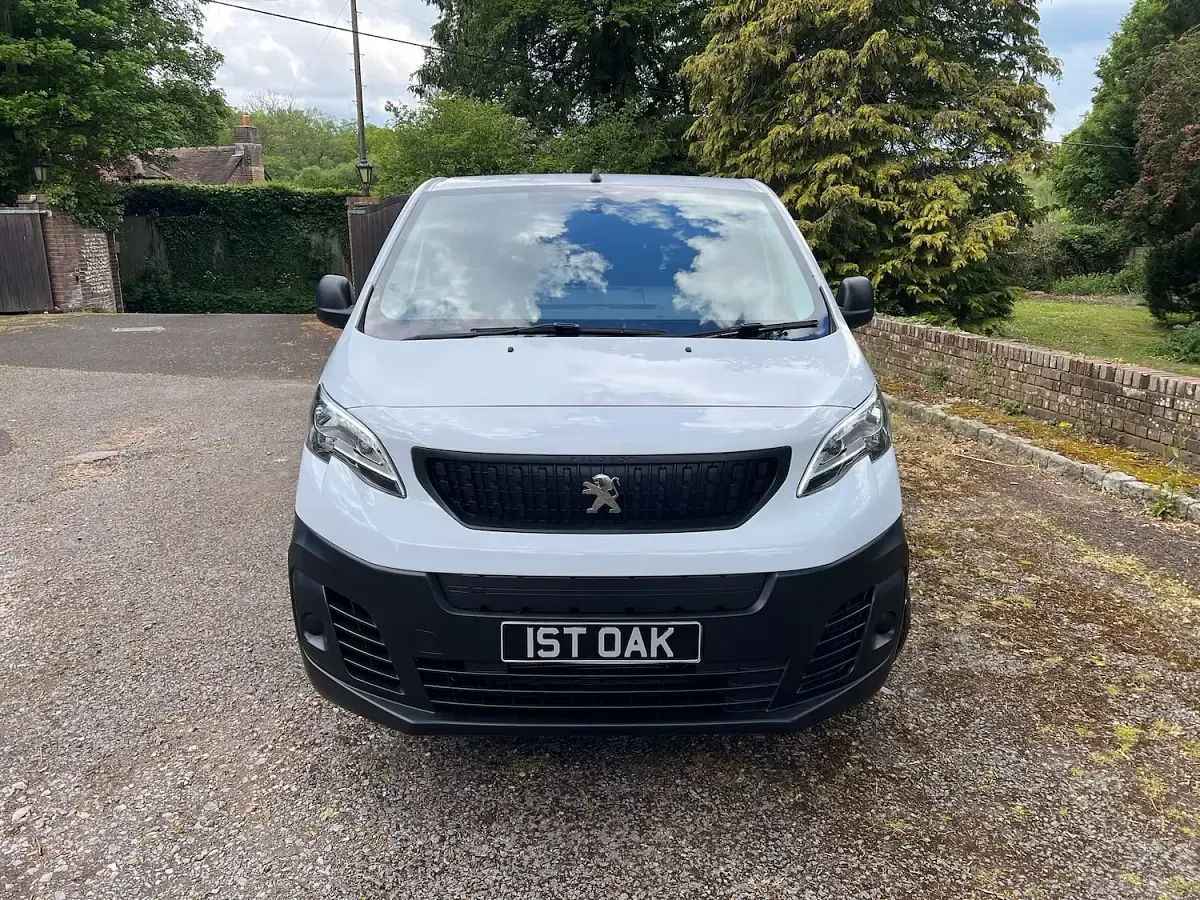 Used Peugeot e-Expert 75 kW (102 HP) 2024 White Van