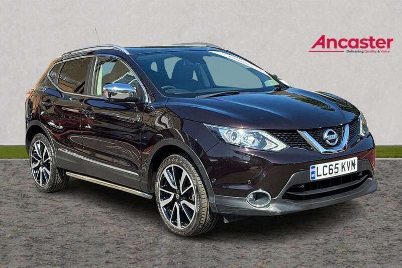 Black Used 2015 Nissan Qashqai Tekna SUV | £8,775 (Good price) - Image 1/4