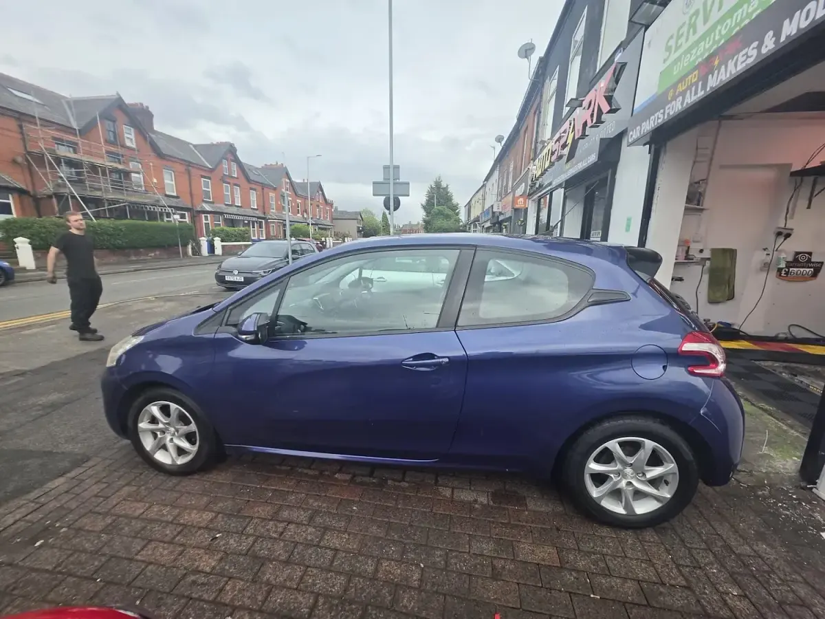 Used Peugeot 208 Active 68 HP (50 kW) 2014 Blue Hatchback