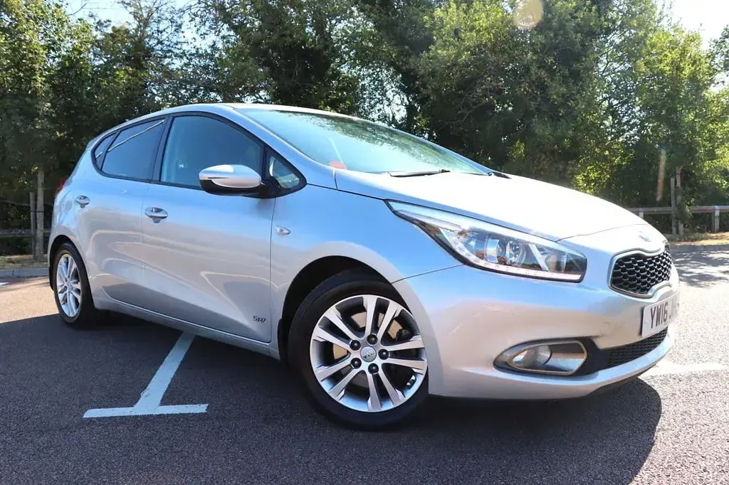 Used Kia Ceed 98 HP (72 kW) 2016 Silver Hatchback