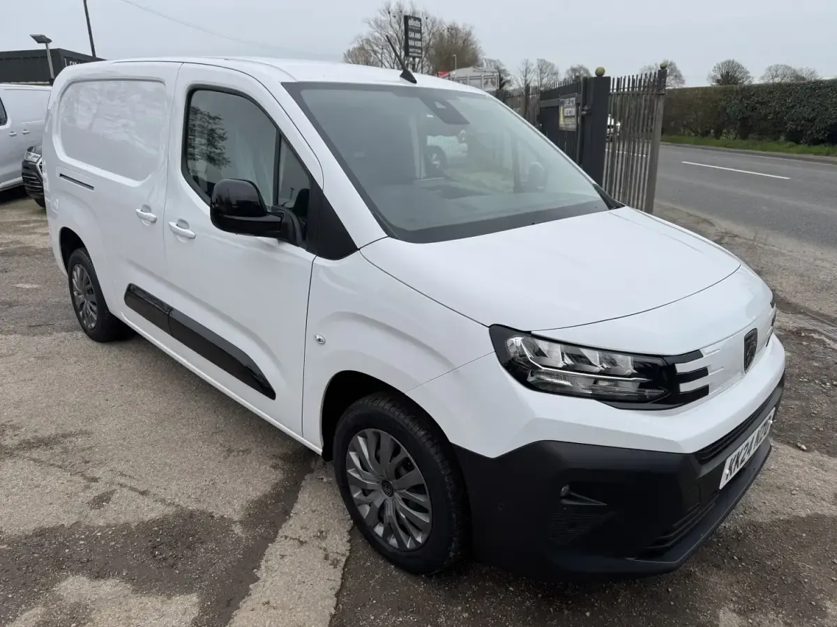 Begagnad Peugeot Partner 131 HK (96 kW) 2024 Vit Minibuss