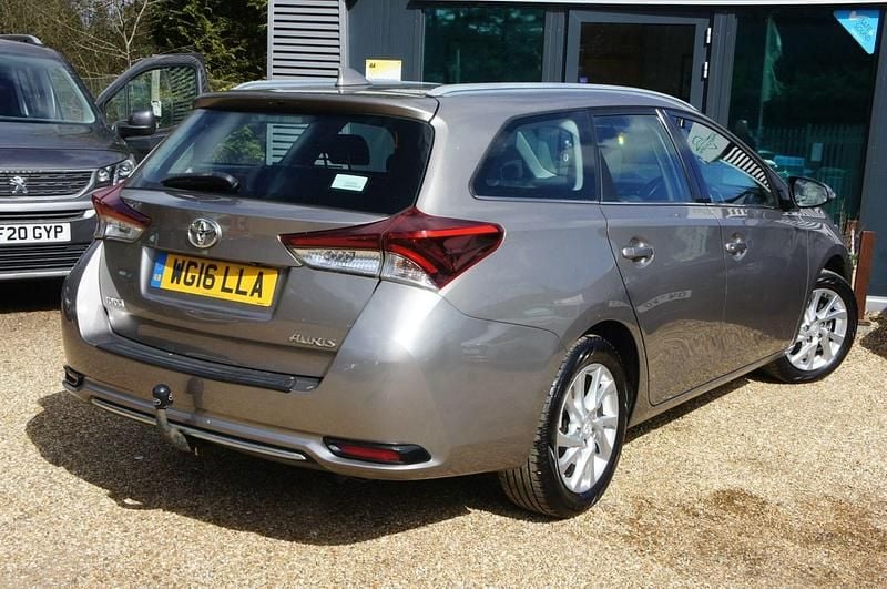 Used Toyota Auris Business Edition 116 HP (85 kW) 2016 Bronze Estate