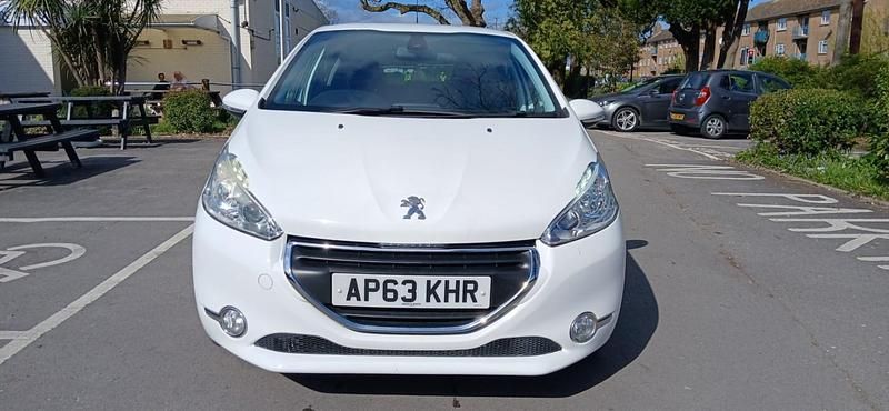 Used Peugeot 208 Allure 82 HP (60 kW) 2014 White Hatchback