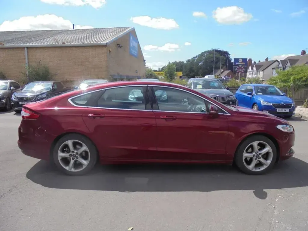 Used Ford Mondeo Titanium 180 HP (132 kW) 2016 Red Hatchback