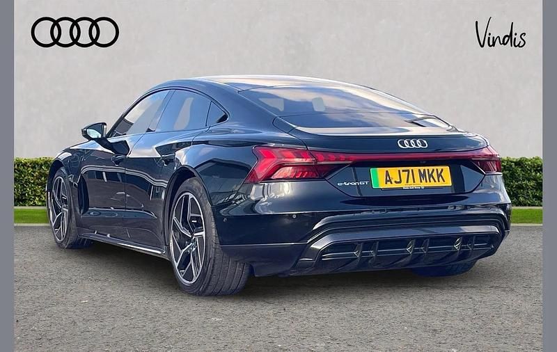 Second-hand Audi e-tron GT quattro Comfort 384 kW (523 CP) 2022 Negru Berlinǎ