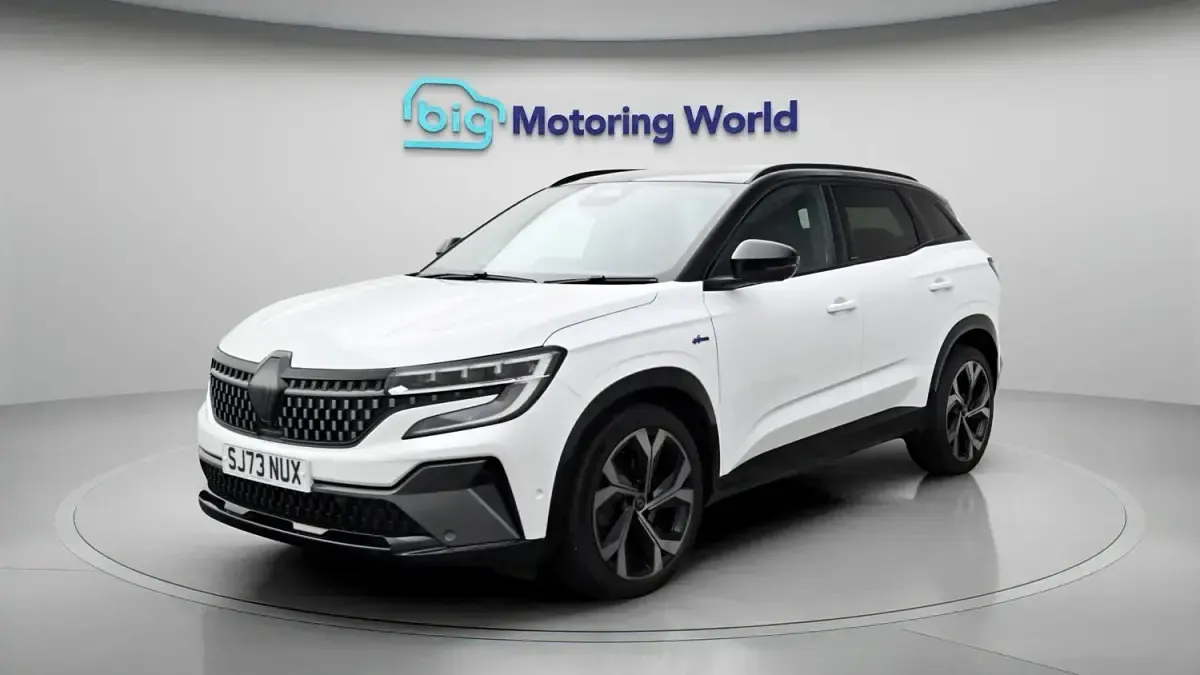 Used Renault Austral Iconic Esprit Alpine 200 HP (147 kW) 2023 White/black SUV