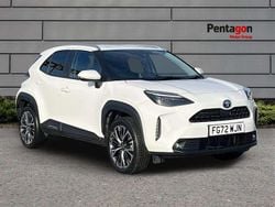 White Used 2022 Toyota Yaris Hybrid SUV | £21,495 (Fair price)